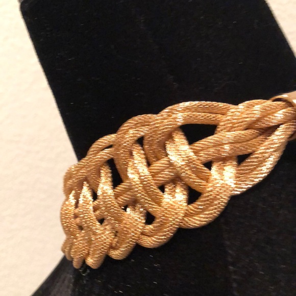 Braided mesh gold statement necklace - Picture 4 of 5